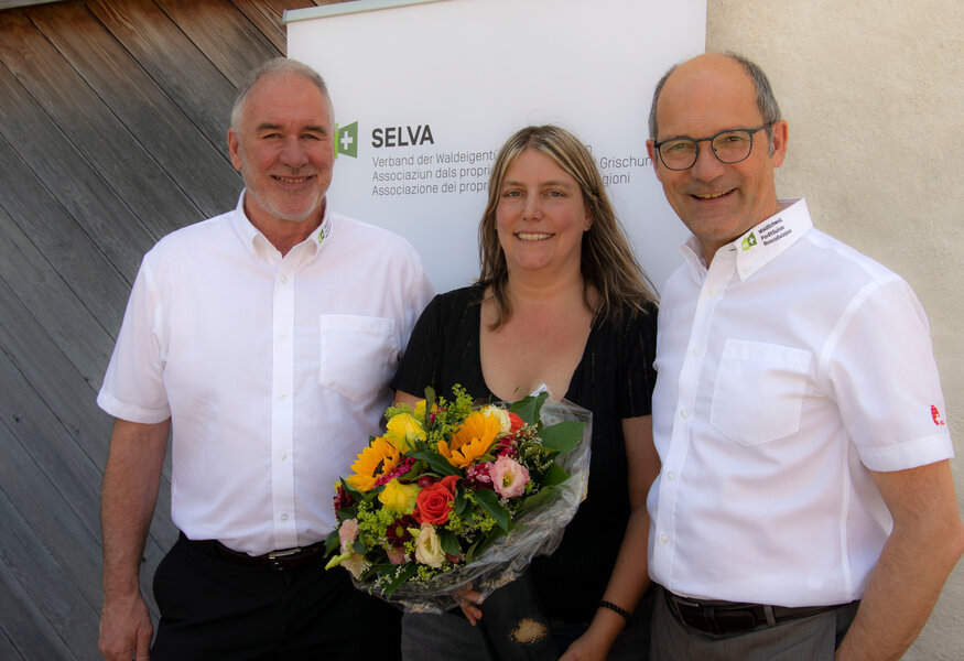 Leo Thomann, président de la SELVA (à g.), et Daniel Faessler, président de ForêtSuisse (à dr.), prennent congé de Nina Gansner, directrice de la SELVA.